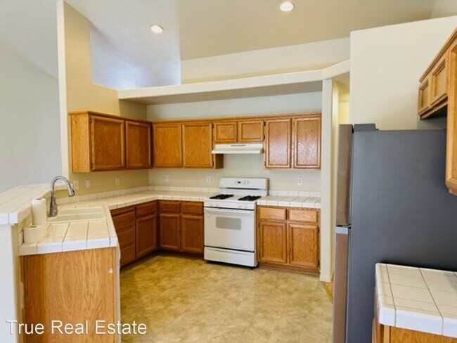 Building Photo - 3 br, 2 bath House - 235 Emigrant Way