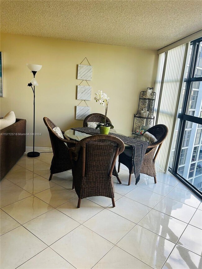 Foto del edificio - 400 Leslie Dr