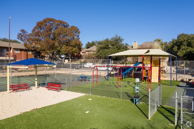 Área de juegos para niños y parque para perros - Mission at Medical Apartments