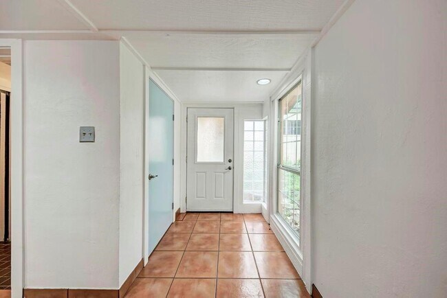 Building Photo - 1811 Brookhaven Dr