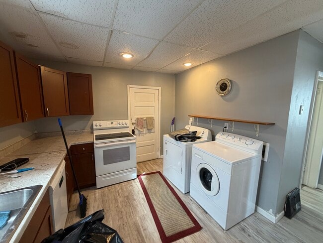 Building Photo - 104 N Grove St