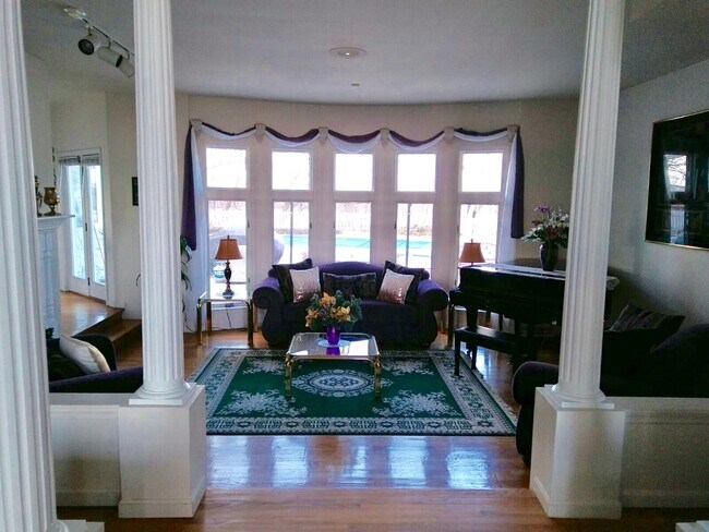 Sala de estar Sunkin con piano de cola - 6245 Iron Bridges Rd