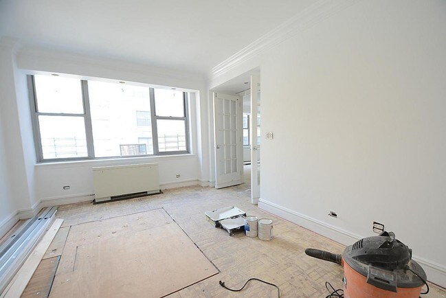 Building Photo - 210 E 55th St