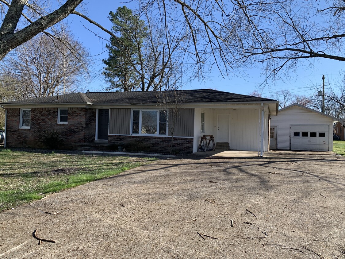 Primary Photo - 411 Kirk St