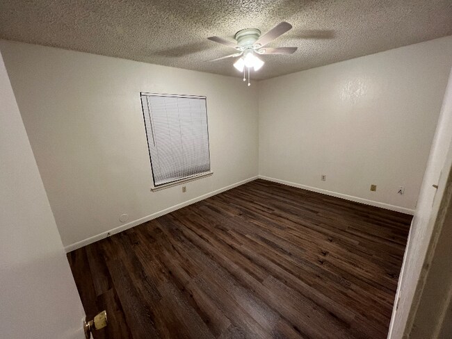 Building Photo - 1702 Kirk Ave