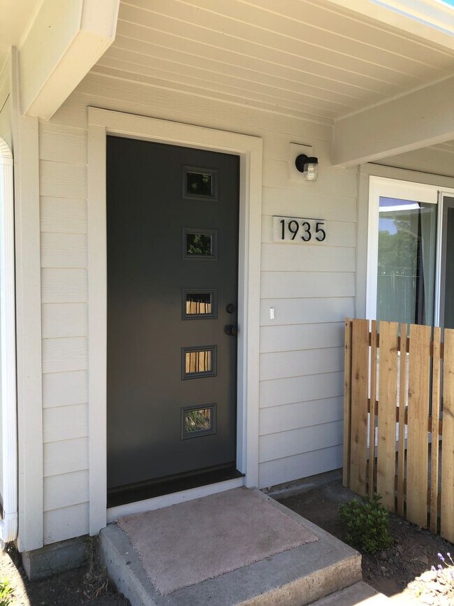 Foto del edificio - Updated 2 Bedroom 1 bath duplex in NW Corv...