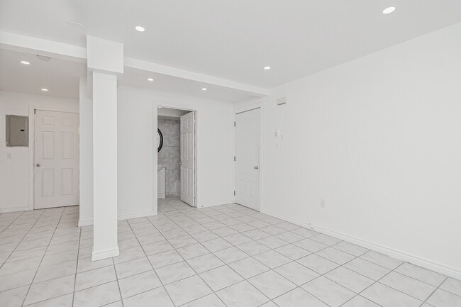 Building Photo - 5651 Boul Henri-Bourassa E