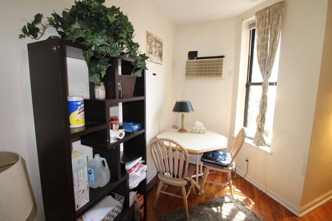 Building Photo - 252 W 91st St