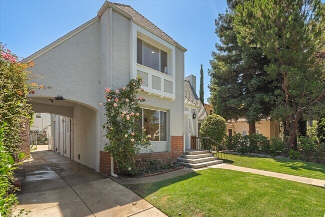 Foto del edificio - 4 Bed • 3 Bath • 2,135 Sq Ft (Main House) ...