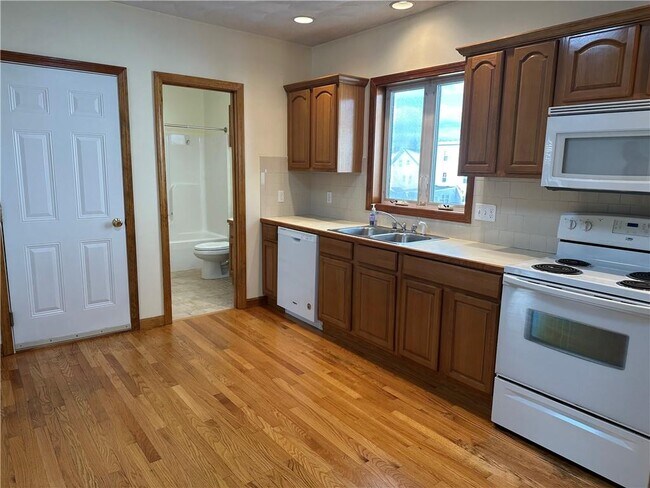 Building Photo - 471 Wood St