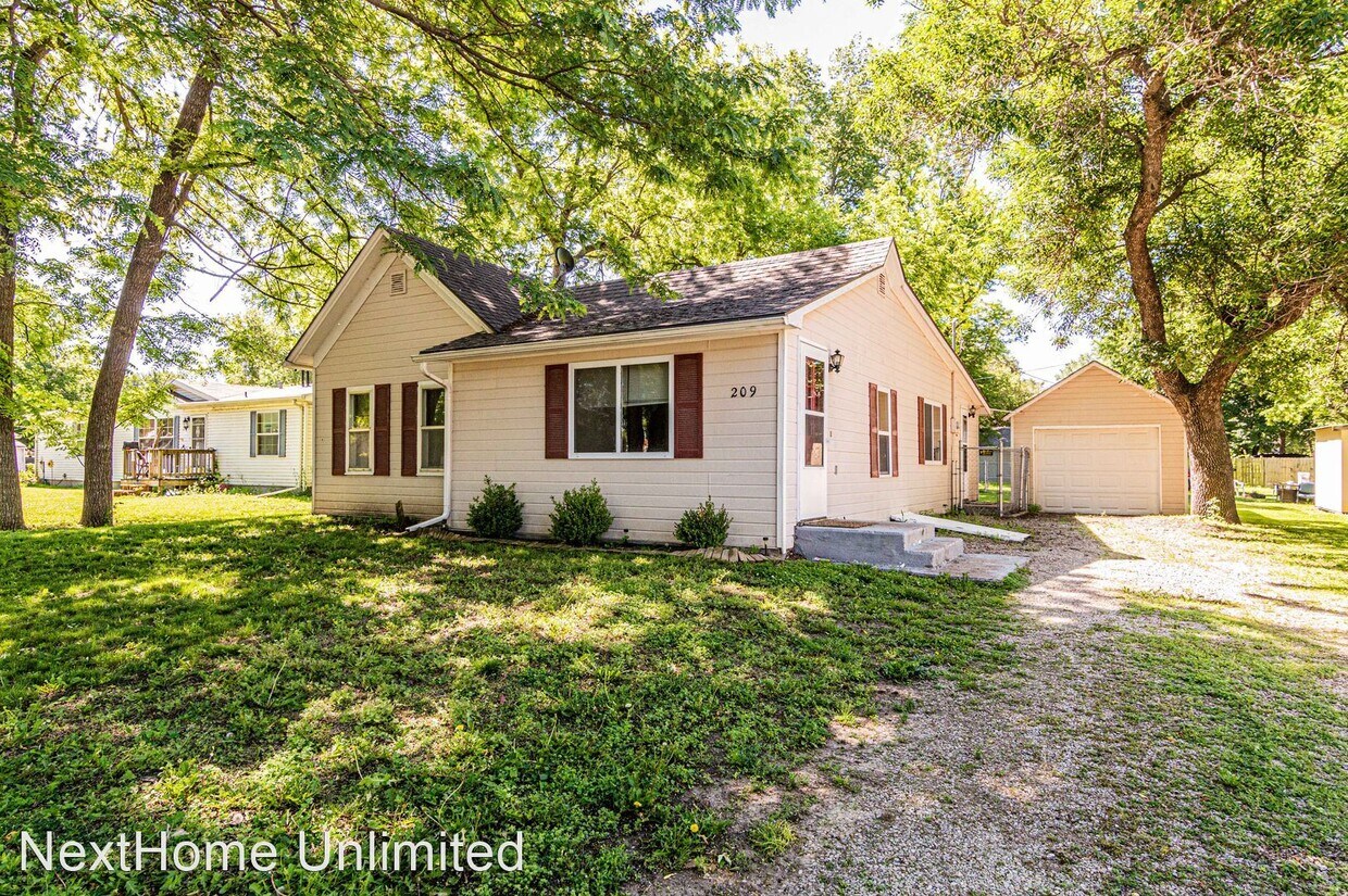 Primary Photo - 2 br, 1 bath House - 209 E. 2nd St.