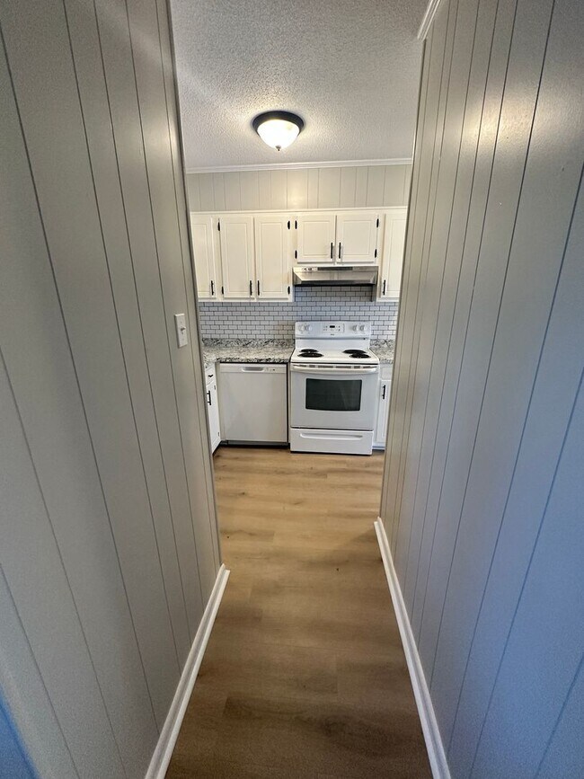 Foto del edificio - Beautiful 2 Bedroom 1.5 Bath Townhome Near...
