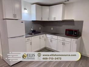 Building Photo - 1043 Elmwood Dr