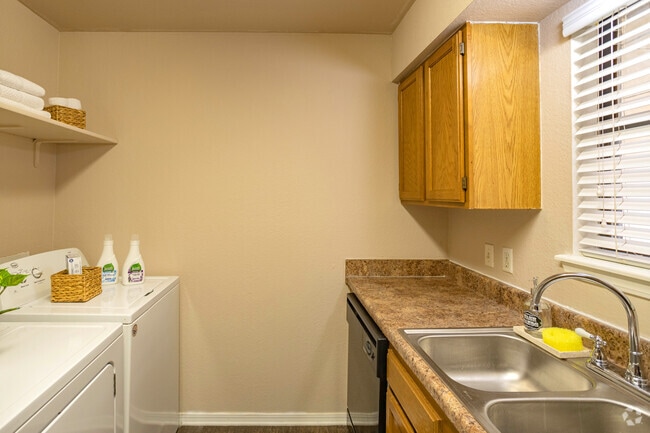 2BR, 1BA - 910SF - The Parke at Central