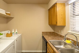 2BR, 1BA - 910SF - The Parke at Central