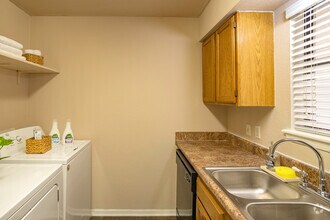 2BR, 1BA - 910SF - The Parke at Central