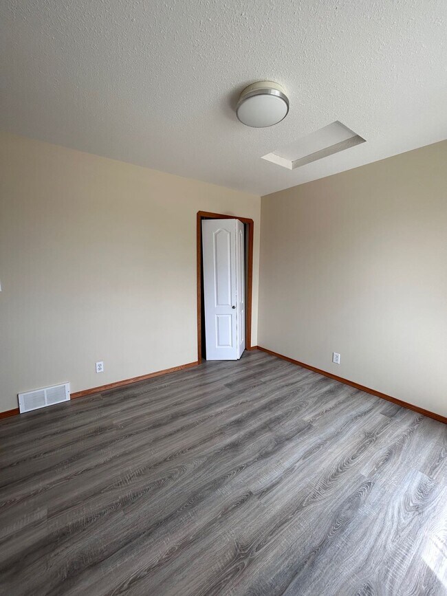 Photo du bâtiment - 4 Bed 3 Bath Unit in Red Deer, AB