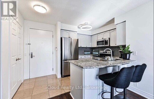 Photo du bâtiment - 80 Harrison Garden Blvd