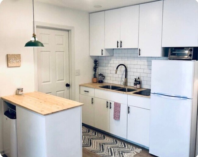 Building Photo - Charming Studio House in Taylors