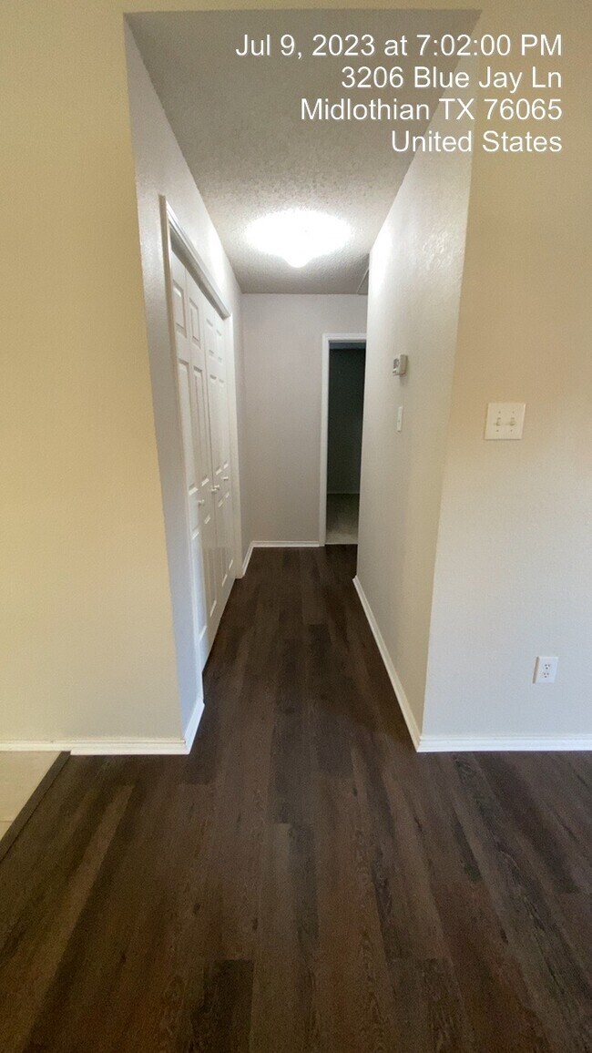 Foto del edificio - 3210 Blue Jay Ln