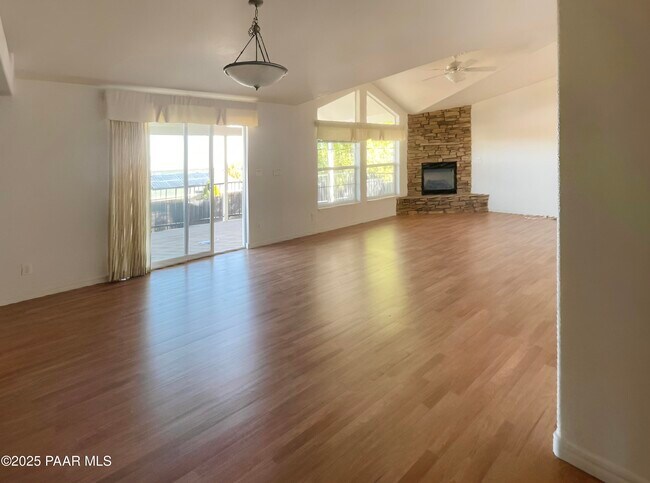 Building Photo - 1124 Louie St