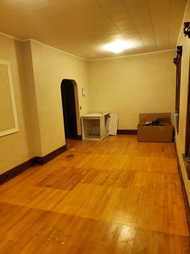Sala de estar que conduce al comedor - 606 7th St N