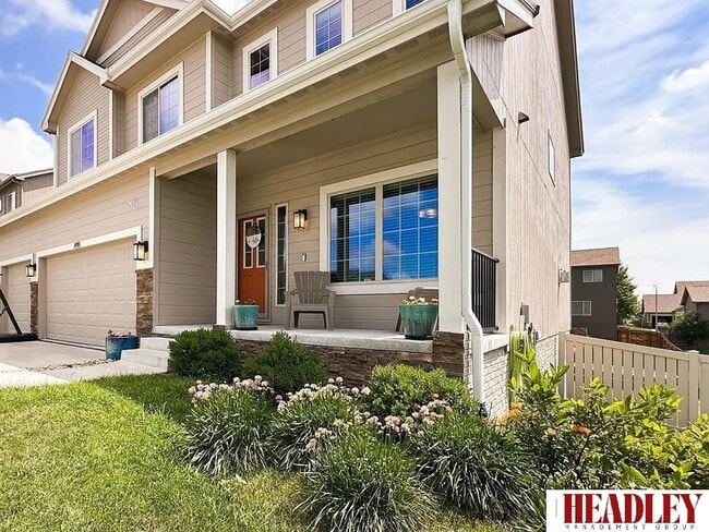 Building Photo - Bellevue 2-story with upgrades inside and ...