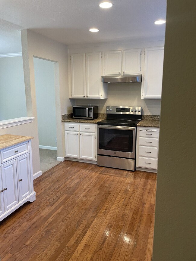 Foto del edificio - "Charming 3-Bedroom Townhouse with Spacious 1,725 Sq Ft Layout in Martinez, CA – Your Perfect Hom...