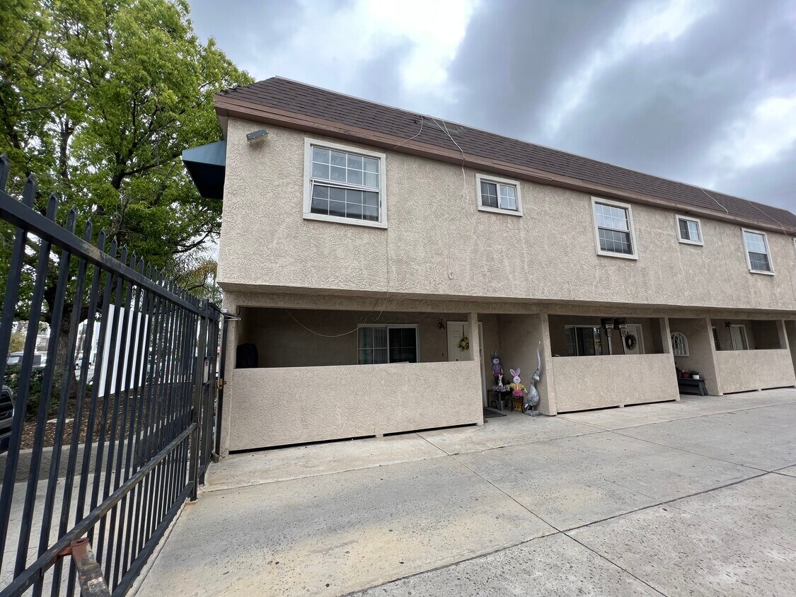 Foto principal - 11254 Oxnard St