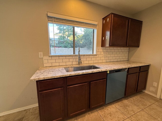 Building Photo - 506 E Townley Ave