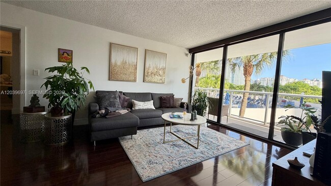 Building Photo - 3701 N Country Club Dr