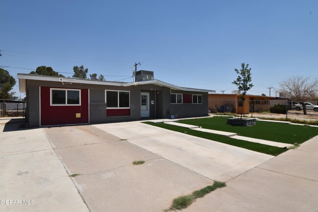 Building Photo - 304 Maricela Dr