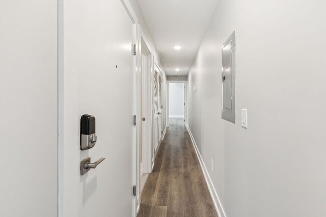 Building Photo - Chic 2-Bedroom Rental with Stunning Roofto...