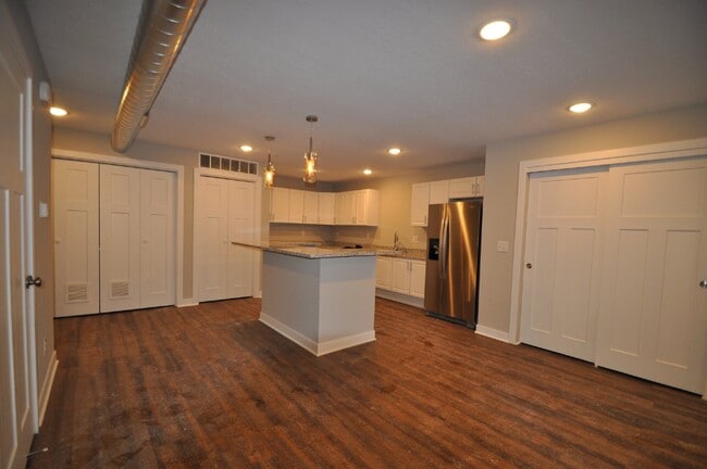 Building Photo - Newer Garden-Level 2Bed, 1Bath Apartment i...