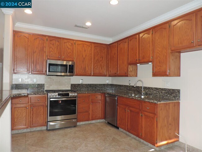 Building Photo - 219 Forest Creek Ln