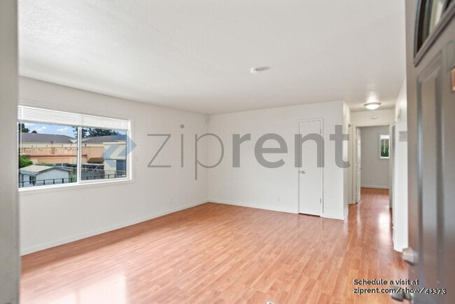 Building Photo - Unit D