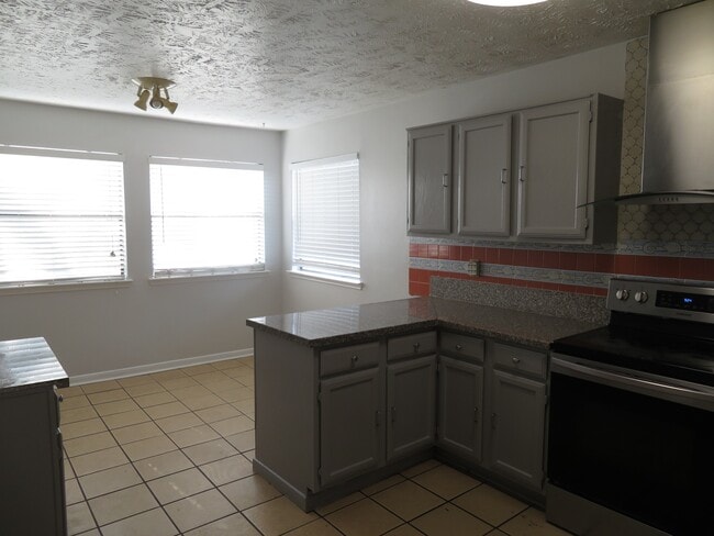 Building Photo - 12824 Westpark Dr