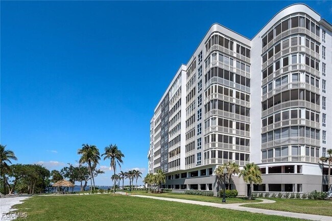 Foto del edificio - 14220 Royal Harbour Ct