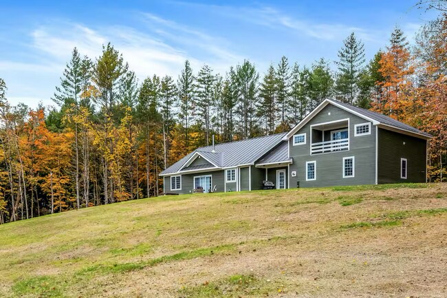 Foto del edificio - 4 Bedroom in Waterbury, VT Available on 7/1 (Furnished + Utilities included)