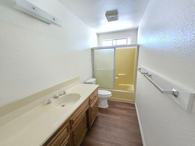 Foto del edificio - 440 Cheyenne Cir