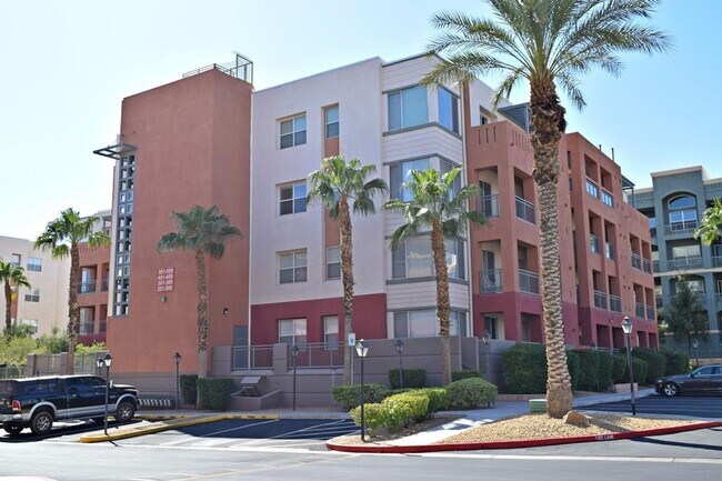 Foto del edificio - Luxury Mid-rise Condo unit  located on the...