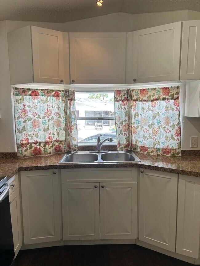Building Photo - Mobile Home in Sarasota Lakes and Rv