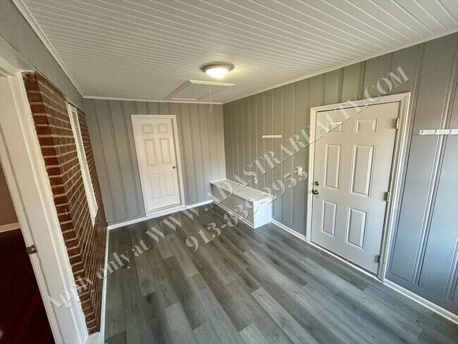 Foto del edificio - Updated 3 bed 2 bath home in Waldo-Available NOW!!