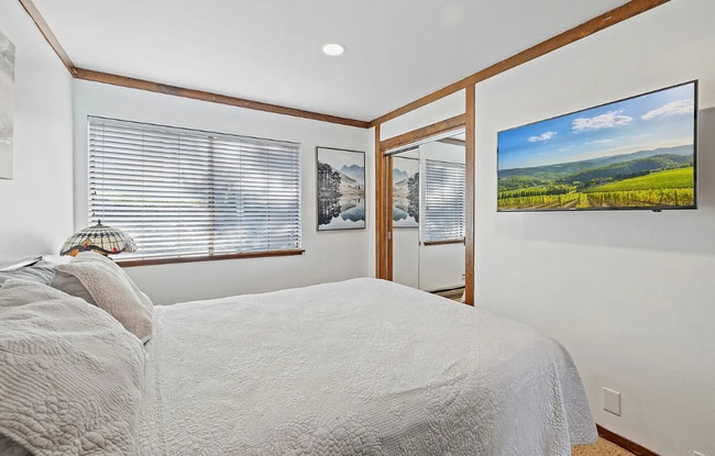 Building Photo - Fully Furnished 2 Bed / 2 Bath Corner Unit...