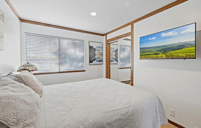 Foto del edificio - Fully Furnished 2 Bed / 2 Bath Corner Unit...