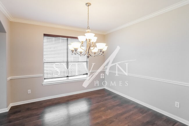 Building Photo - Your dream home awaits!