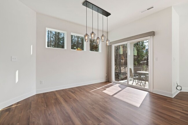 Building Photo - Stunning Modern Townhouse - Application Pe...