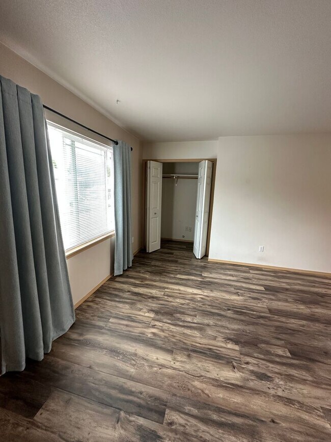 Building Photo - Beautiful downtown Sumner Townhouse Condo with garage. Aug 1.