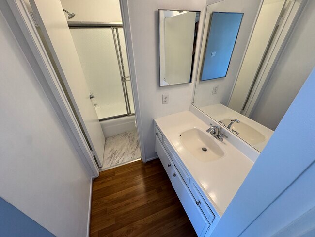 Foto del edificio - New Hampshire Luxurious Apts