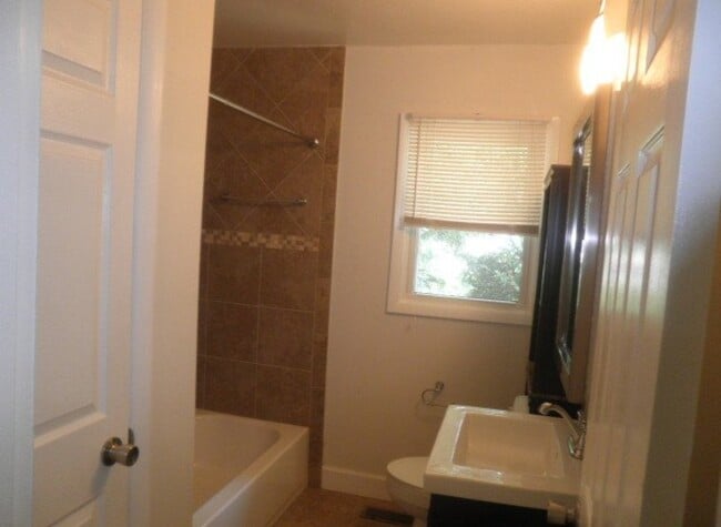 Building Photo - 824 Chambers Dr NE